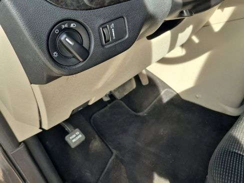 Used 2020 Dodge Grand Caravan SE w/ UConnect Hands-Free Group image 23