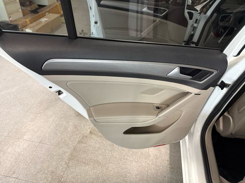 Used 2015 Volkswagen Golf TDI SE image 35