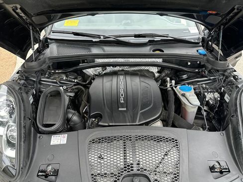 Used 2018 Porsche Macan Sport Edition AWD/4WD image 16