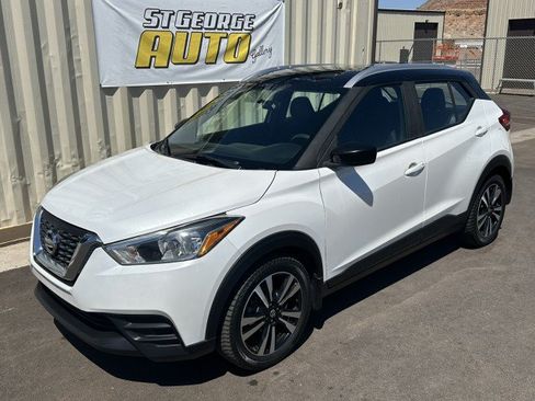 Used 2018 Nissan Kicks SV FWD image 1