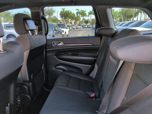 Used 2019 Jeep Grand Cherokee Laredo AWD/4WD image 14