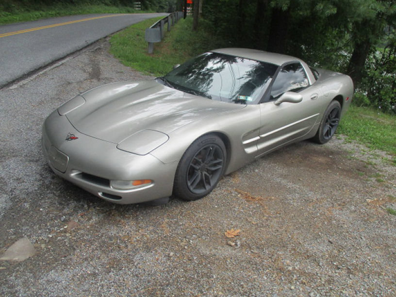 Used 2001 Chevrolet Corvette Coupe w/ Preferred Equipment Group2 RWD image 1