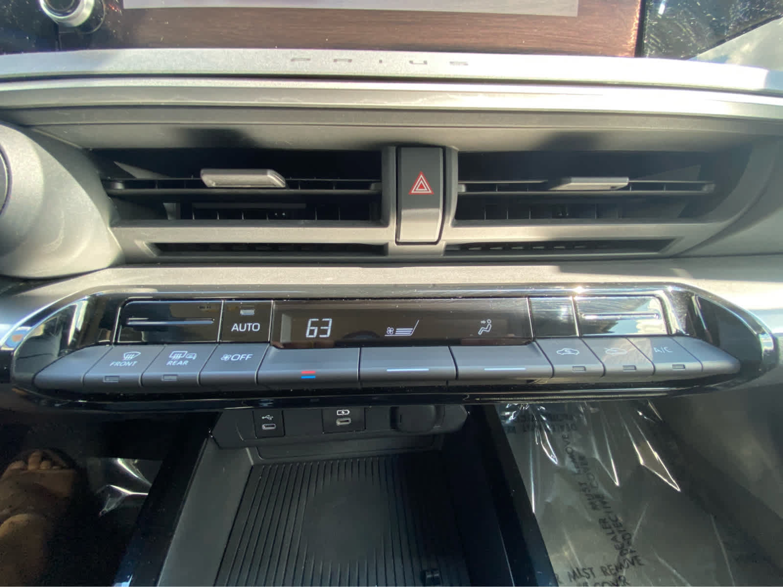 Used 2024 Toyota Prius LE FWD image 25