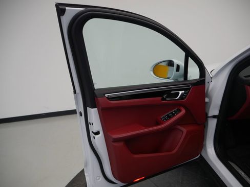 Certified 2023 Porsche Macan S image 17