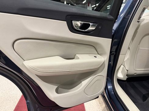 Used 2018 Volvo XC60 T5 Momentum w/ Convenience Package image 21