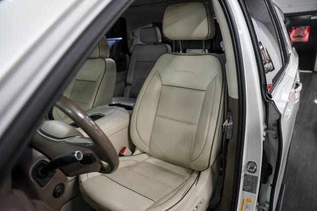 Used 2021 GMC Yukon Denali w/ Denali Premium Package AWD/4WD image 3