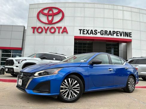 Used 2025 Nissan Altima 2.5 SV FWD image 2
