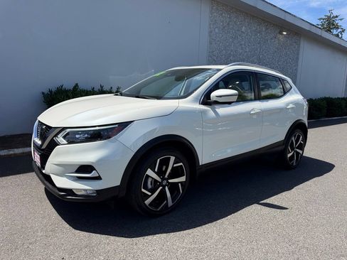 Certified 2022 Nissan Rogue Sport SL w/ Premium Package AWD/4WD image 2