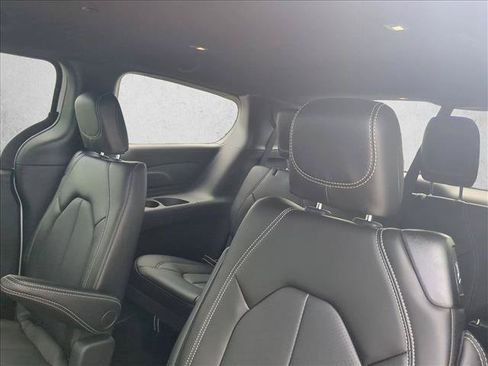 New 2027 Chrysler Pacifica Select FWD image 16