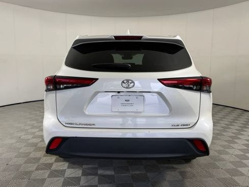 Used 2021 Toyota Highlander XLE AWD/4WD image 7
