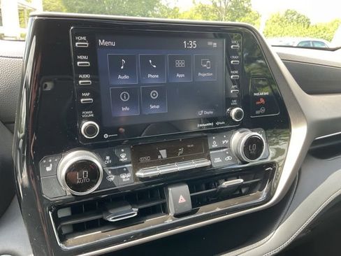Used 2022 Toyota Highlander XLE AWD/4WD image 30