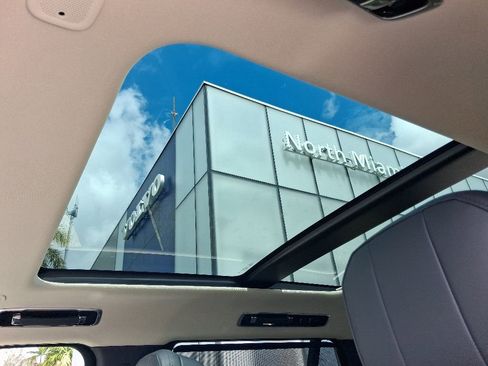 Used 2024 Land Rover Range Rover Long Wheelbase SE AWD/4WD image 6