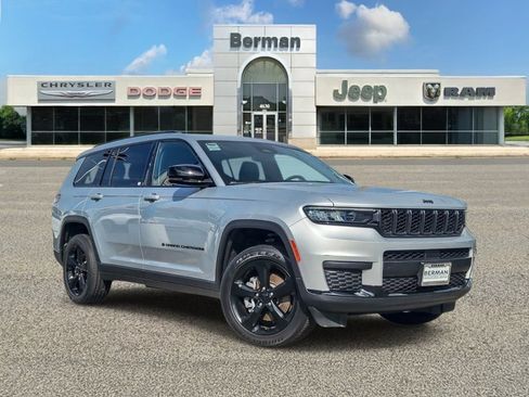 Used 2023 Jeep Grand Cherokee L Laredo AWD/4WD image 2