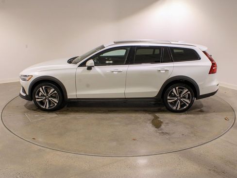 Used 2025 Volvo V60 B5 Cross Country Plus image 2