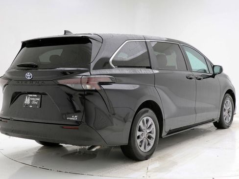 Used 2024 Toyota Sienna LE image 9