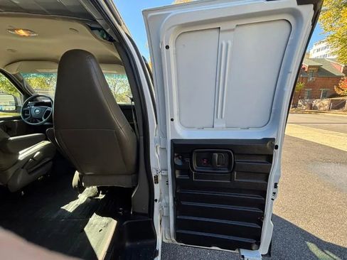 Used 2019 Chevrolet Express 2500 Extended image 23