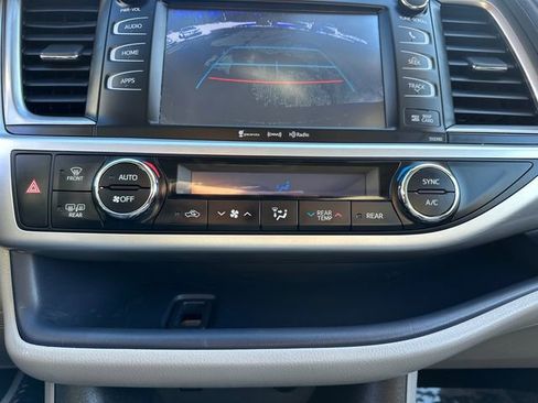 Certified 2019 Toyota Highlander XLE w/ Carpet Mat Package (TMS) image 38