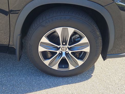 Used 2022 Toyota Highlander XLE AWD/4WD image 26