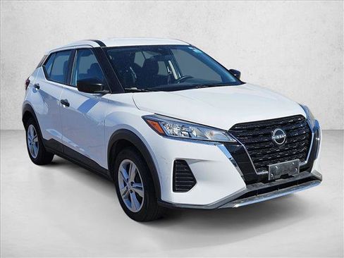 Used 2022 Nissan Kicks S image 3