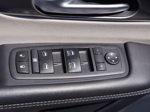 Used 2024 Chrysler Pacifica Touring-L FWD image 18