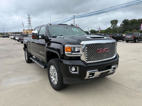 Used 2017 GMC Sierra 2500 Denali w/ Duramax Plus Package AWD/4WD image 4
