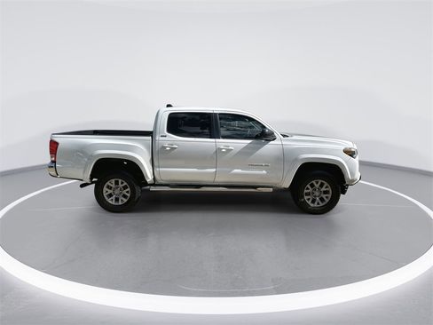 Used 2017 Toyota Tacoma SR5 image 9