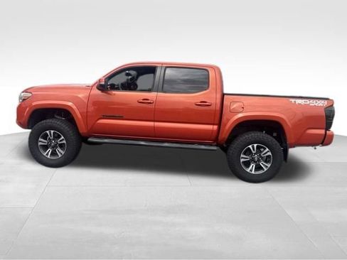 Used 2017 Toyota Tacoma TRD Sport w/ Premium & Technology Package AWD/4WD image 9
