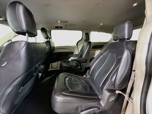 Used 2022 Chrysler Pacifica Touring-L FWD image 25