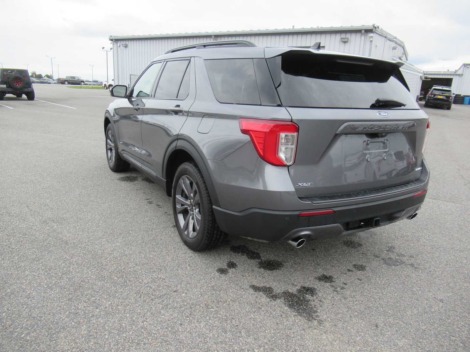 Used 2022 Ford Explorer XLT w/ Equipment Group 202A AWD/4WD image 7