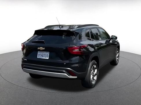 Used 2025 Chevrolet Trax LT w/ LT Convenience Package FWD image 12