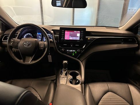 Used 2022 Toyota Camry SE FWD image 9