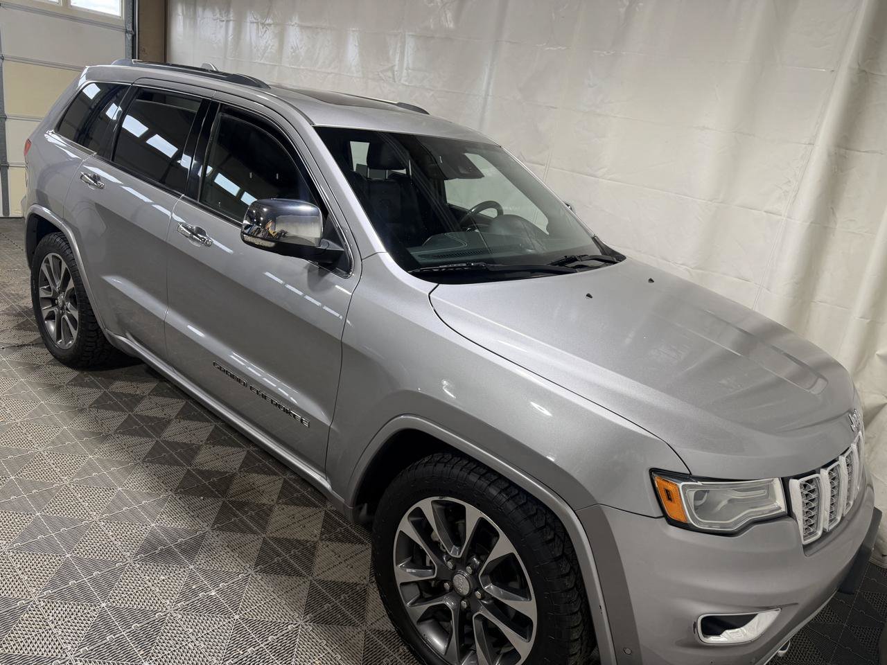 Used 2017 Jeep Grand Cherokee Overland w/ Jeep Active Safety Group AWD/4WD image 7