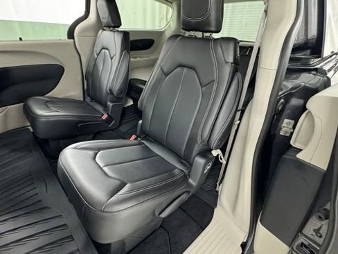Used 2023 Chrysler Pacifica Touring-L AWD/4WD image 12
