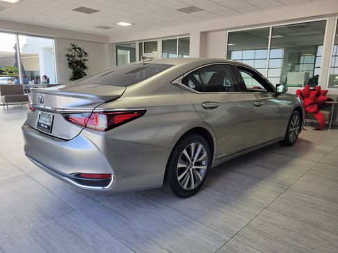 Certified 2020 Lexus ES 300h w/ Accessory Package 2 image 7