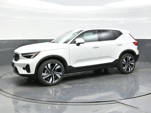 Used 2025 Volvo XC40 B5 Plus image 3