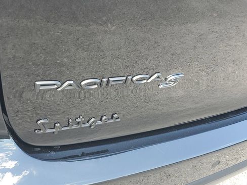 Used 2024 Chrysler Pacifica Limited w/ S Appearance Package FWD image 5