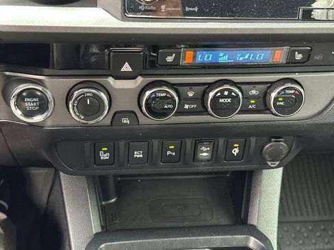 Used 2017 Toyota Tacoma TRD Sport w/ Premium & Technology Package AWD/4WD image 19