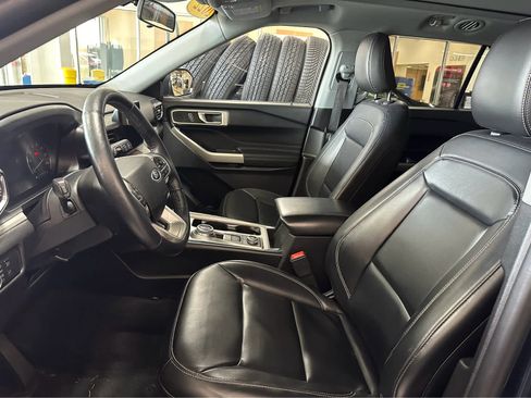 Used 2022 Ford Explorer XLT w/ Equipment Group 202A AWD/4WD image 18