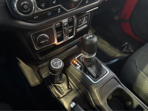 Used 2025 Jeep Wrangler Unlimited Sahara AWD/4WD image 24