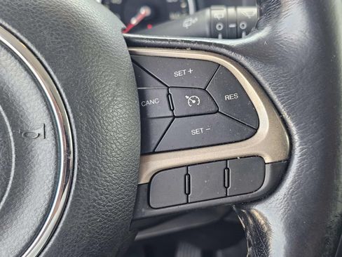 Used 2017 Jeep Renegade Latitude FWD image 28