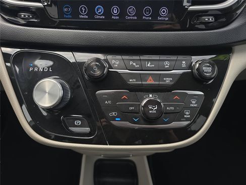 Used 2018 Chrysler Pacifica Touring-L w/ Advanced Safetytec Group FWD image 17
