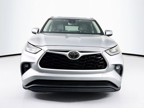 Used 2020 Toyota Highlander XLE image 2