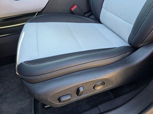 Used 2025 Chevrolet Equinox EV LT image 12