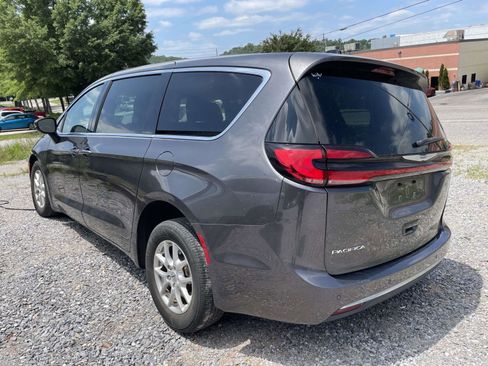 Used 2023 Chrysler Pacifica Touring-L FWD image 7