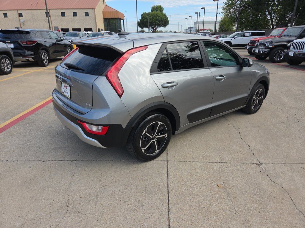 Used 2025 Kia Niro LX FWD image 7