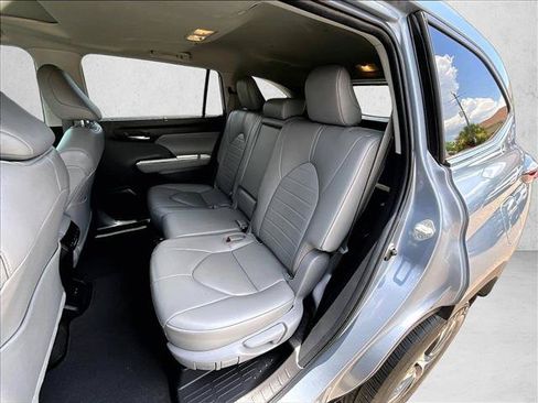 Used 2023 Toyota Highlander XLE FWD image 25