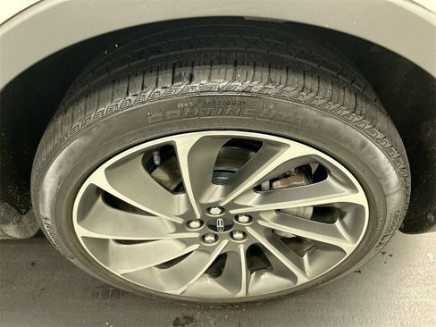 Used 2022 Lincoln Nautilus Reserve w/ Equipment Group 202A image 8