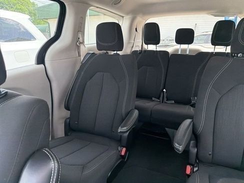 Used 2023 Chrysler Voyager LX FWD image 18