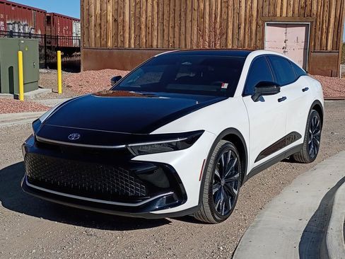 Used 2024 Toyota Crown Platinum image 2