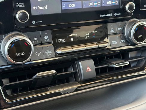 Used 2021 Toyota Highlander XLE AWD/4WD image 23